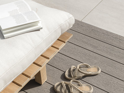 James lounger with pillow