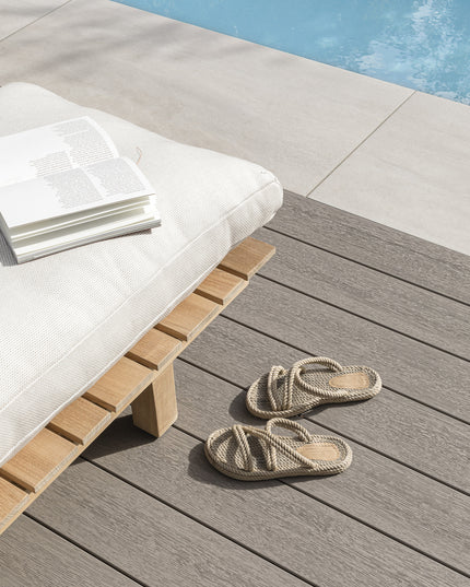 James lounger with pillow
