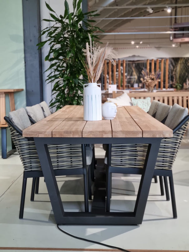 Showroomsale 50 % discount George Garden table 280x100 | 6x Milou Garden chair |