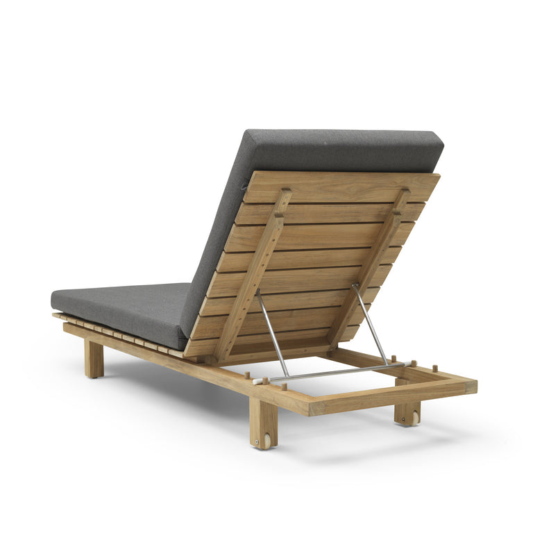 James lounger with pillow