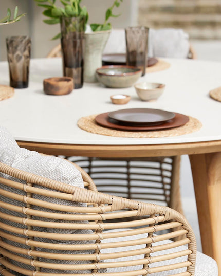 Aspect of garden table | Ø144cm | Travertin White